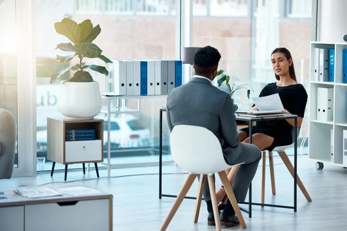 Communication locale et recrutement intérimaire gagnent à parler terrain